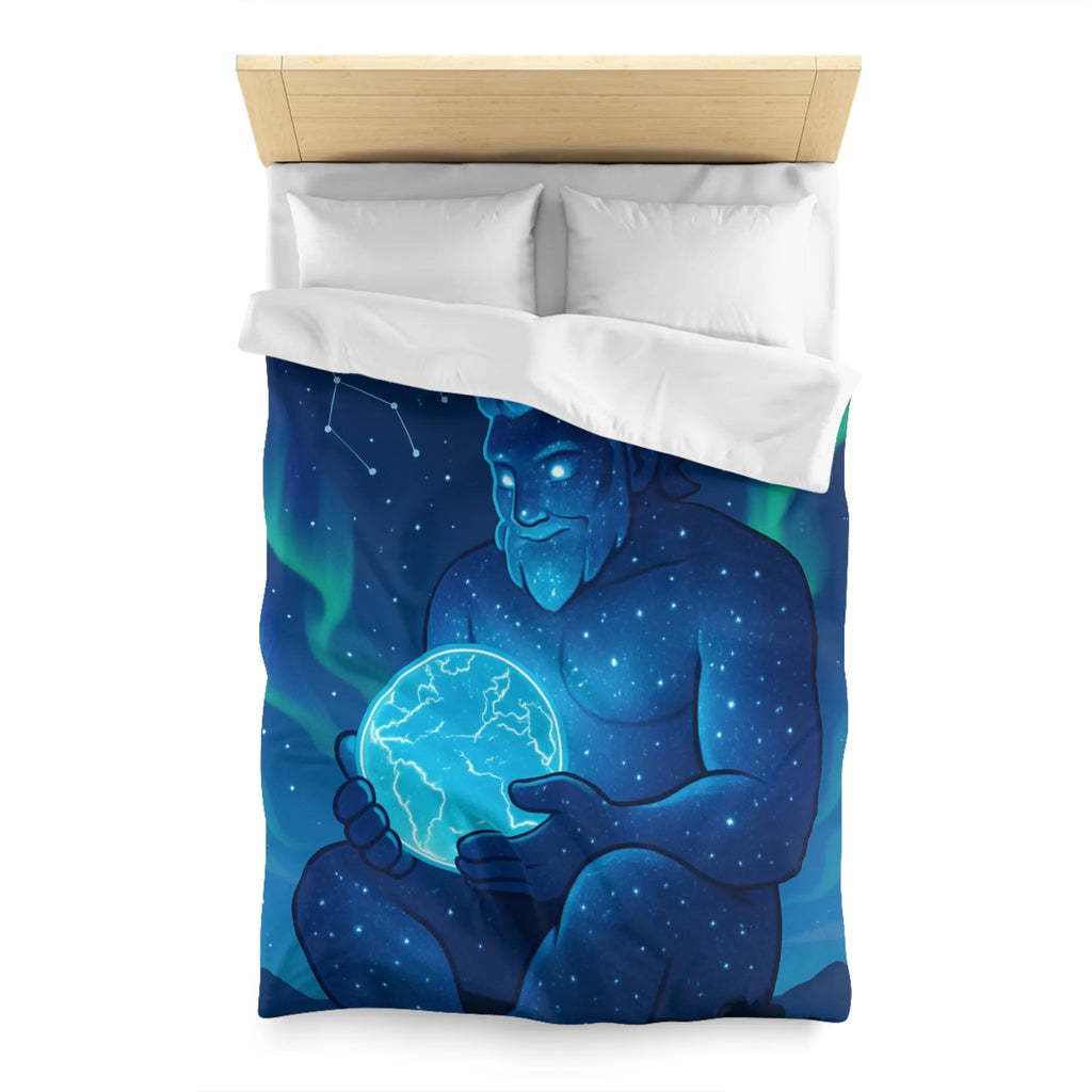 Housse de couette cosmique avec géant céleste tenant une planète lumineuse bleue