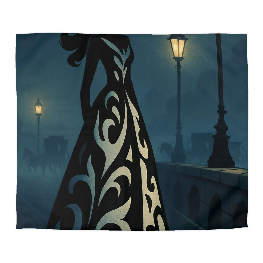 Élégante silhouette féminine en robe ornée dans une rue éclairée par des lampadaires