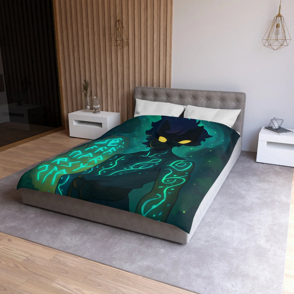 Housse de couette enchantée avec personnage masqué et runes dans une forêt mystique