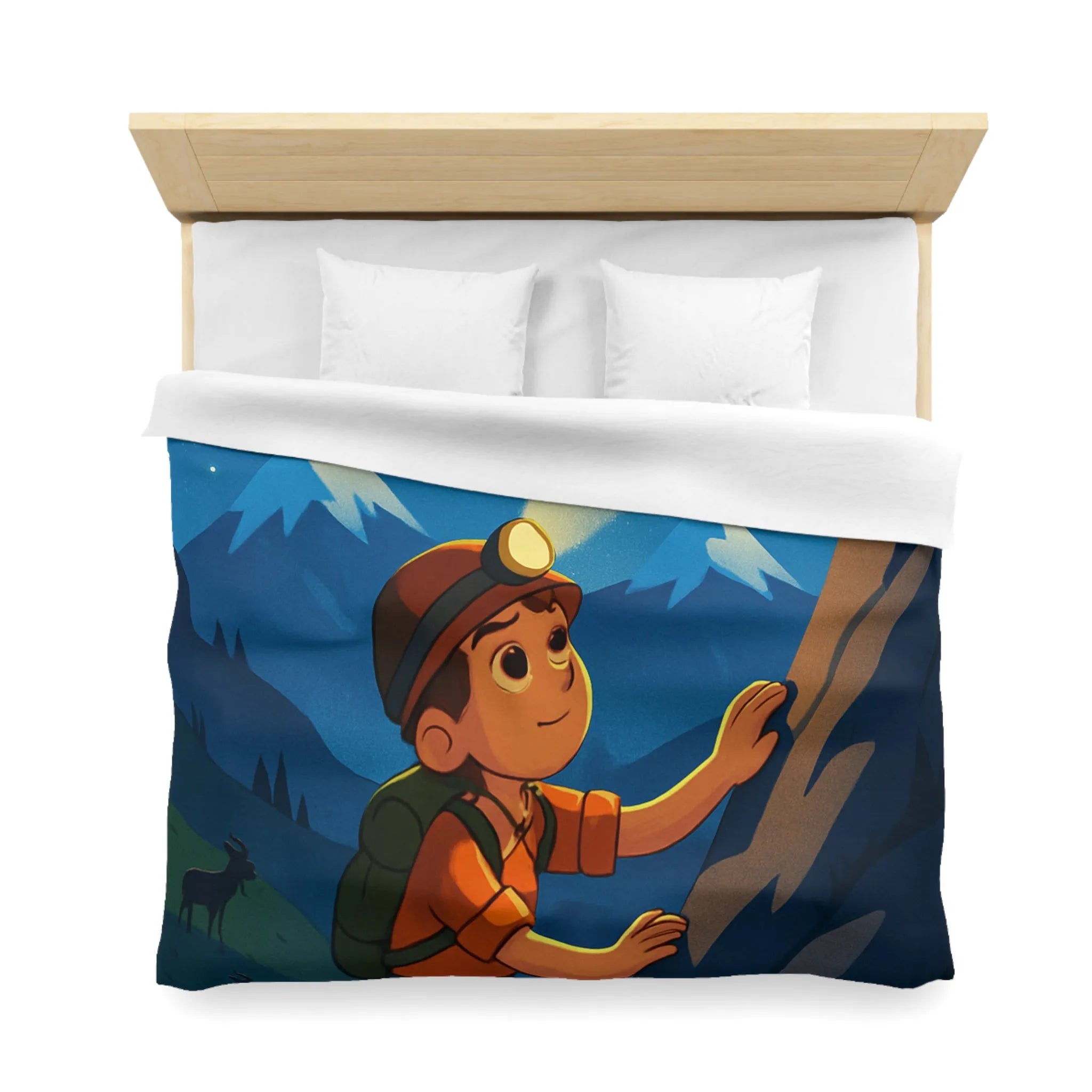 Housse de Couette Enfant : Aventure Nocturne Montagneuse et Constellations Célestes Brillantes