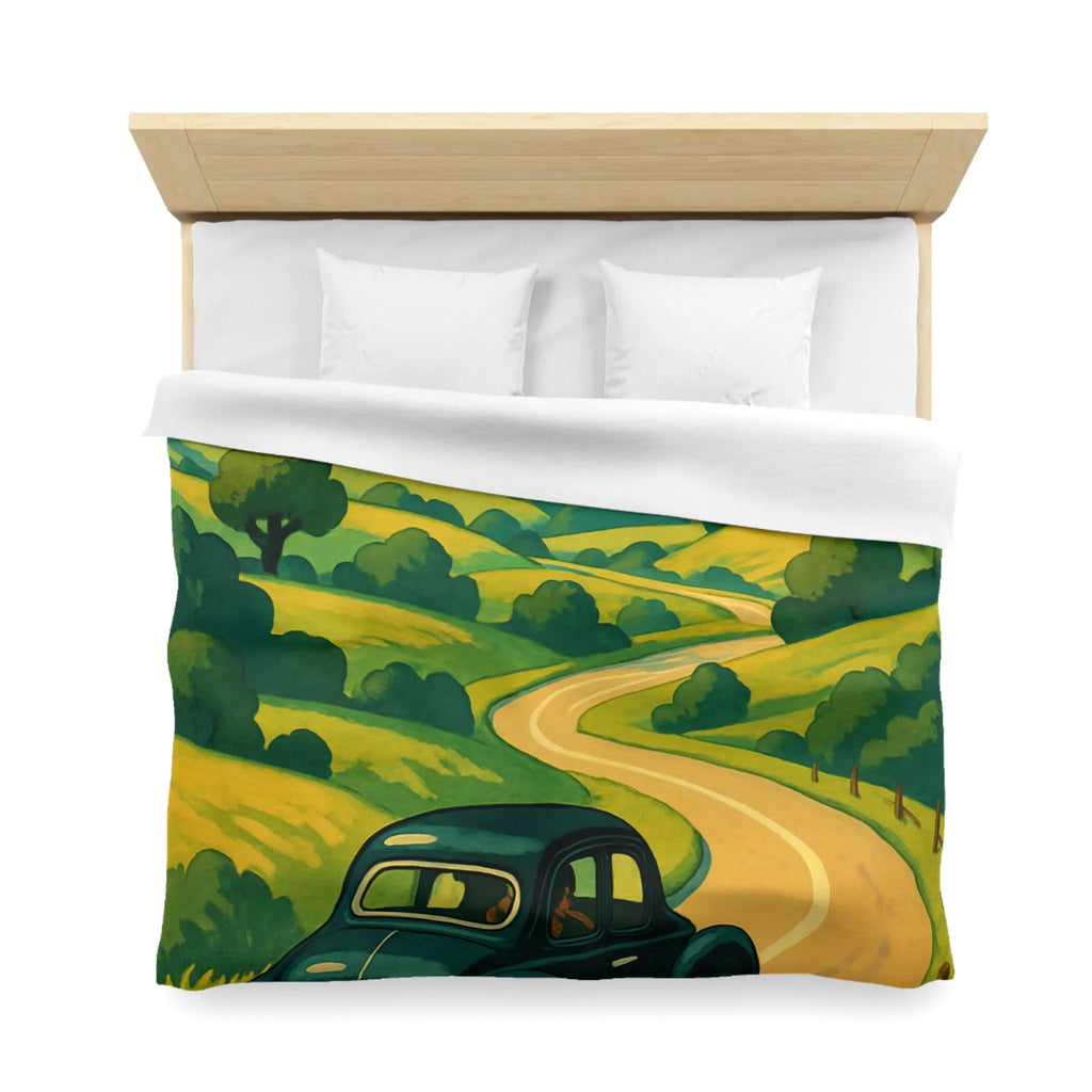 Charmante voiture rétro sur route sinueuse à travers collines verdoyantes et ciel ensoleillé