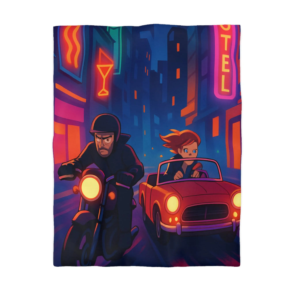 Housse de couette illustrant une scène urbaine nocturne animée avec moto et voiture