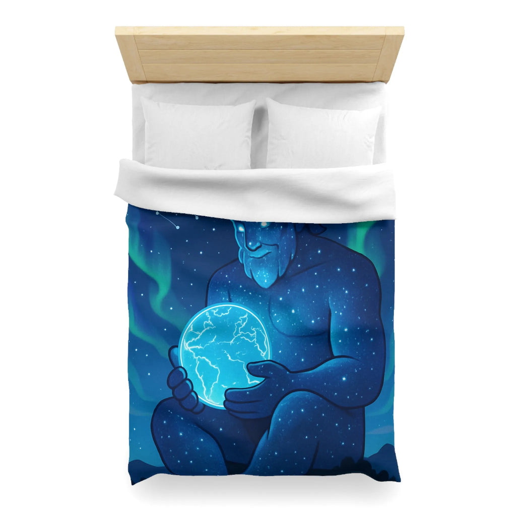 Housse de couette cosmique avec géant céleste tenant une planète lumineuse bleue