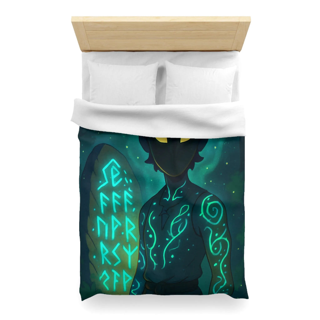 Housse de couette enchantée avec personnage masqué et runes dans une forêt mystique