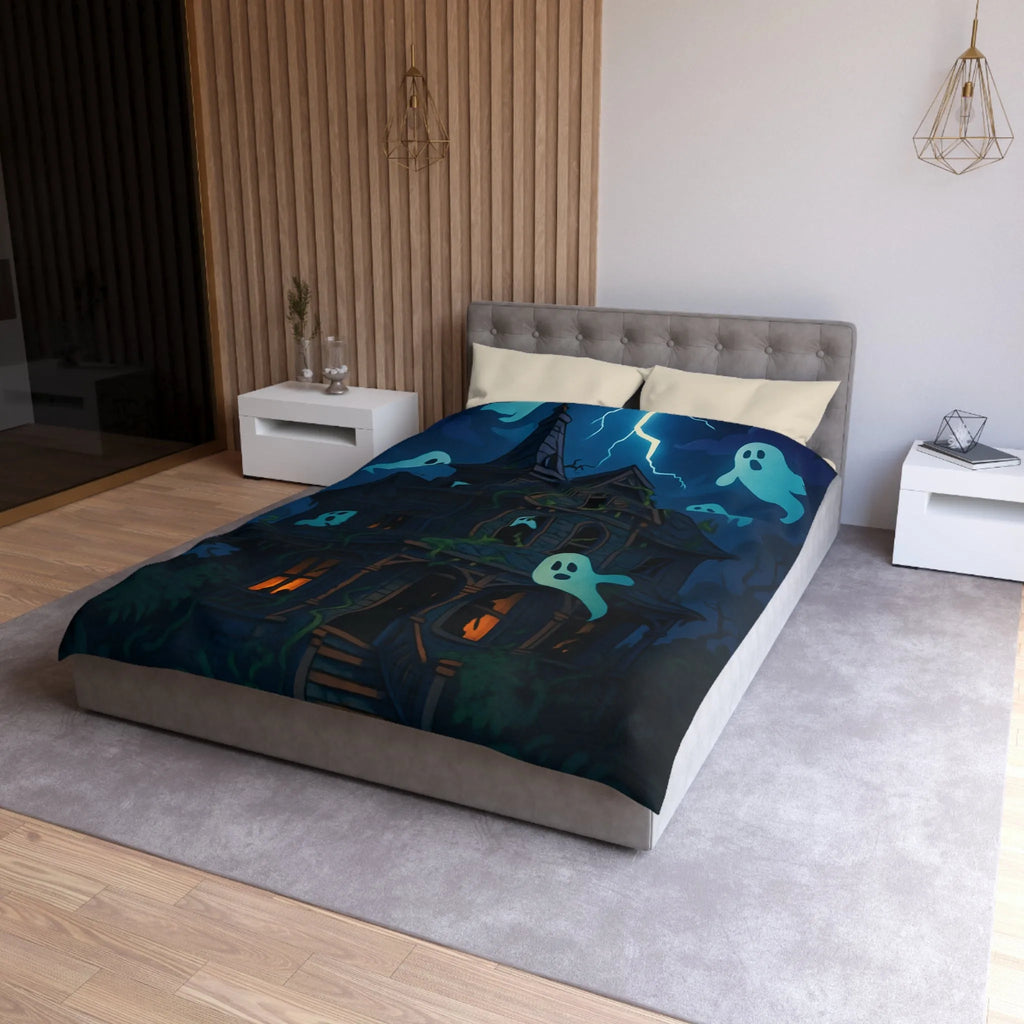 Housse de couette avec maison hantée et fantômes lumineux dans la nuit orageuse