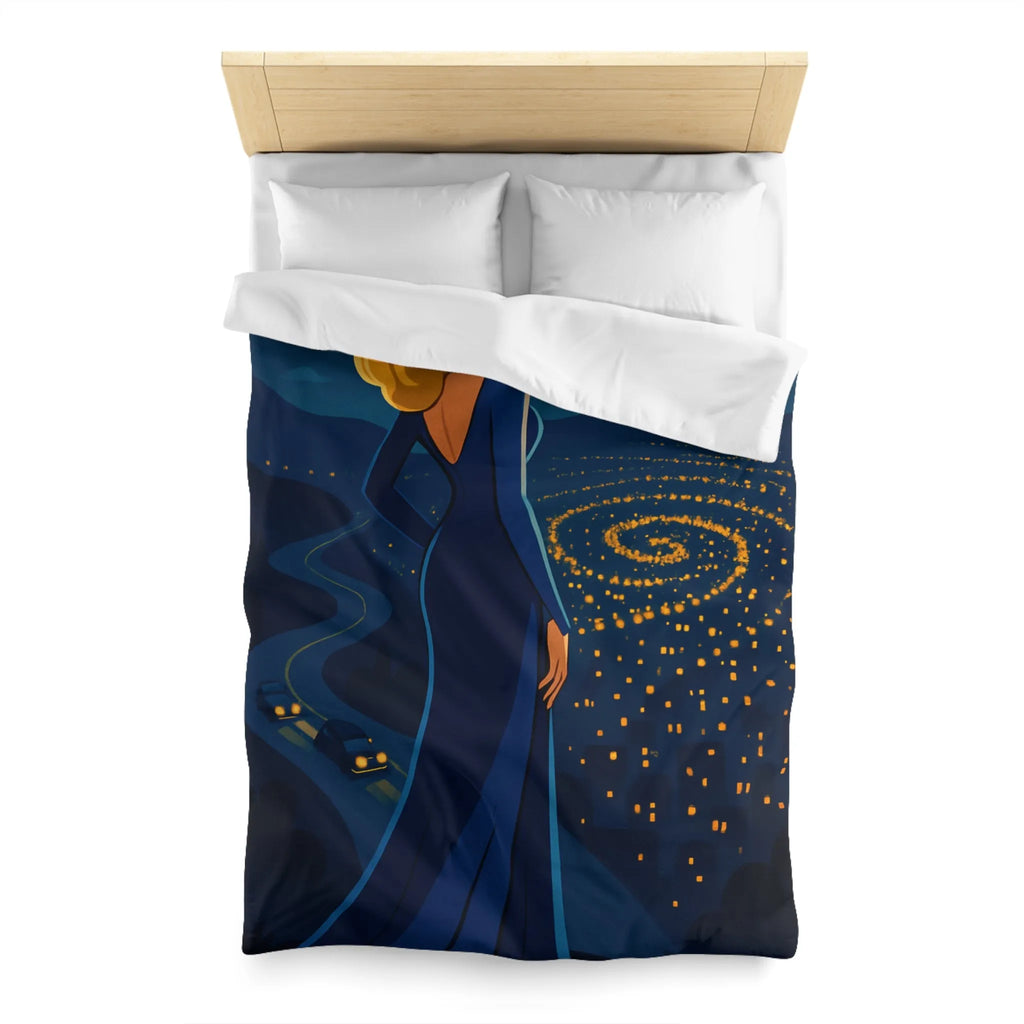 Élégante femme blonde contemplant un paysage nocturne étoilé en robe bleue longue