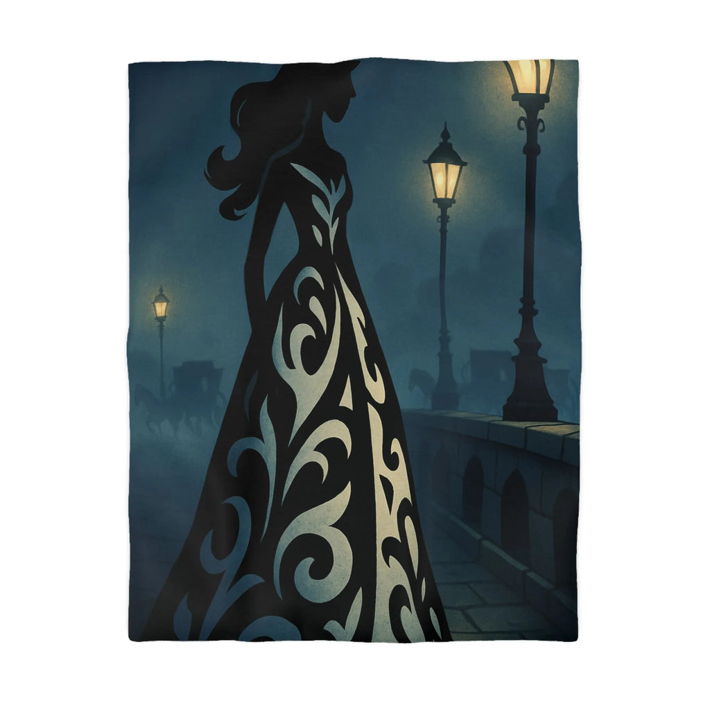 Élégante silhouette féminine en robe ornée dans une rue éclairée par des lampadaires