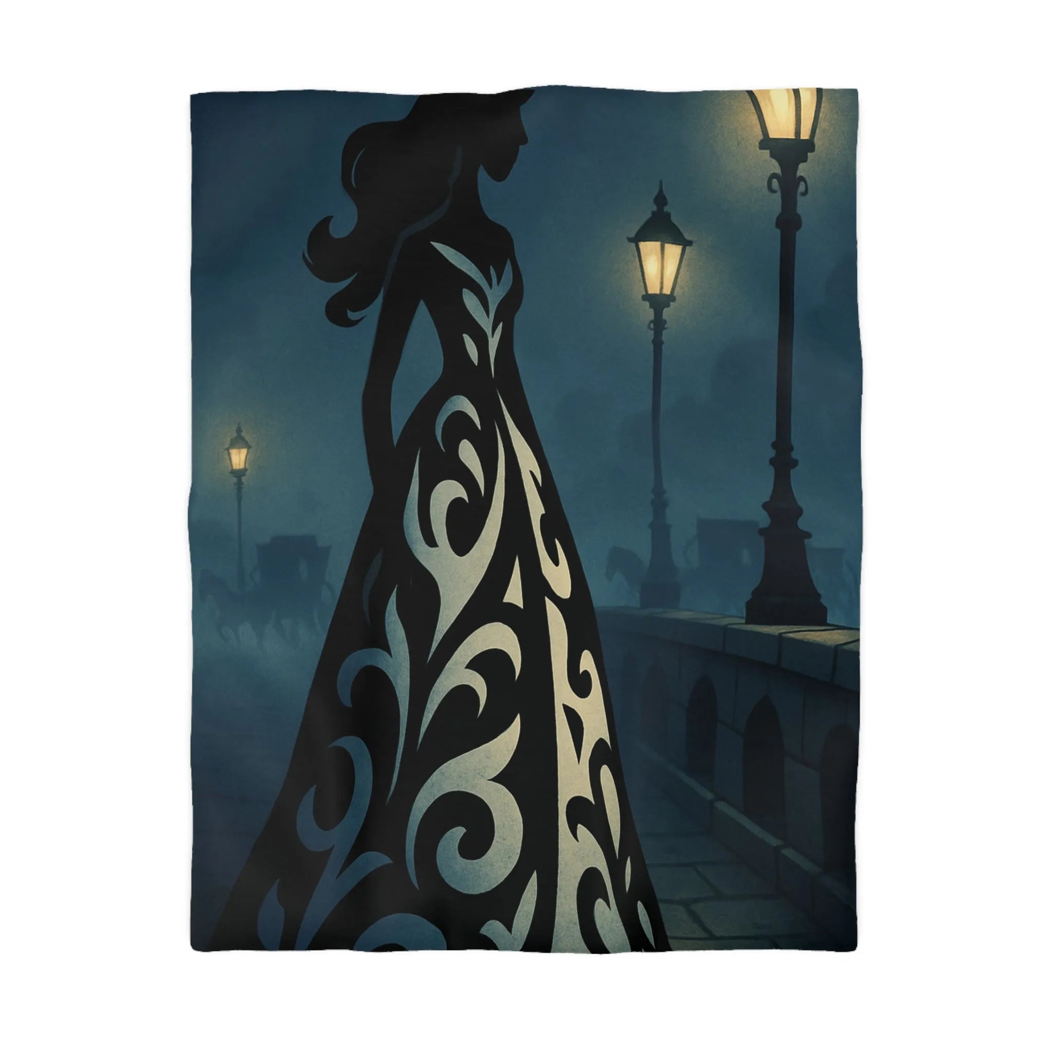 Élégante silhouette féminine en robe ornée dans une rue éclairée par des lampadaires