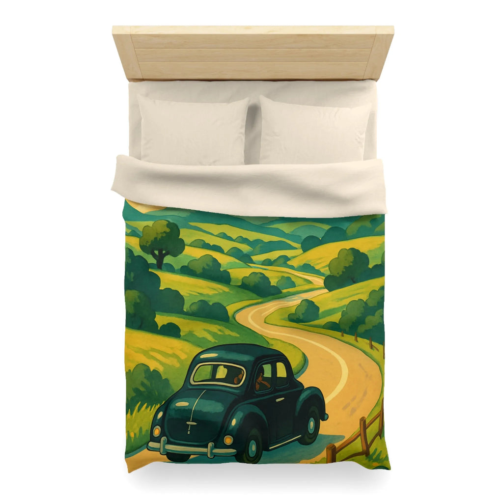 Charmante voiture rétro sur route sinueuse à travers collines verdoyantes et ciel ensoleillé