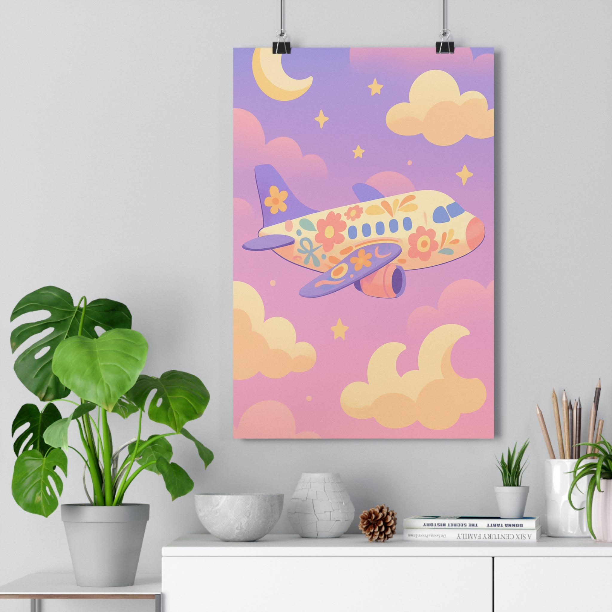Poster décoratif fantaisie avion motifs floraux pastel violet rose jaune ciel magique apaisant chambre