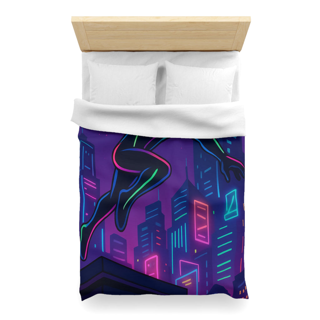 Housse de couette néon urbain avec silhouette héroïque sautant devant gratte-ciel lumineux