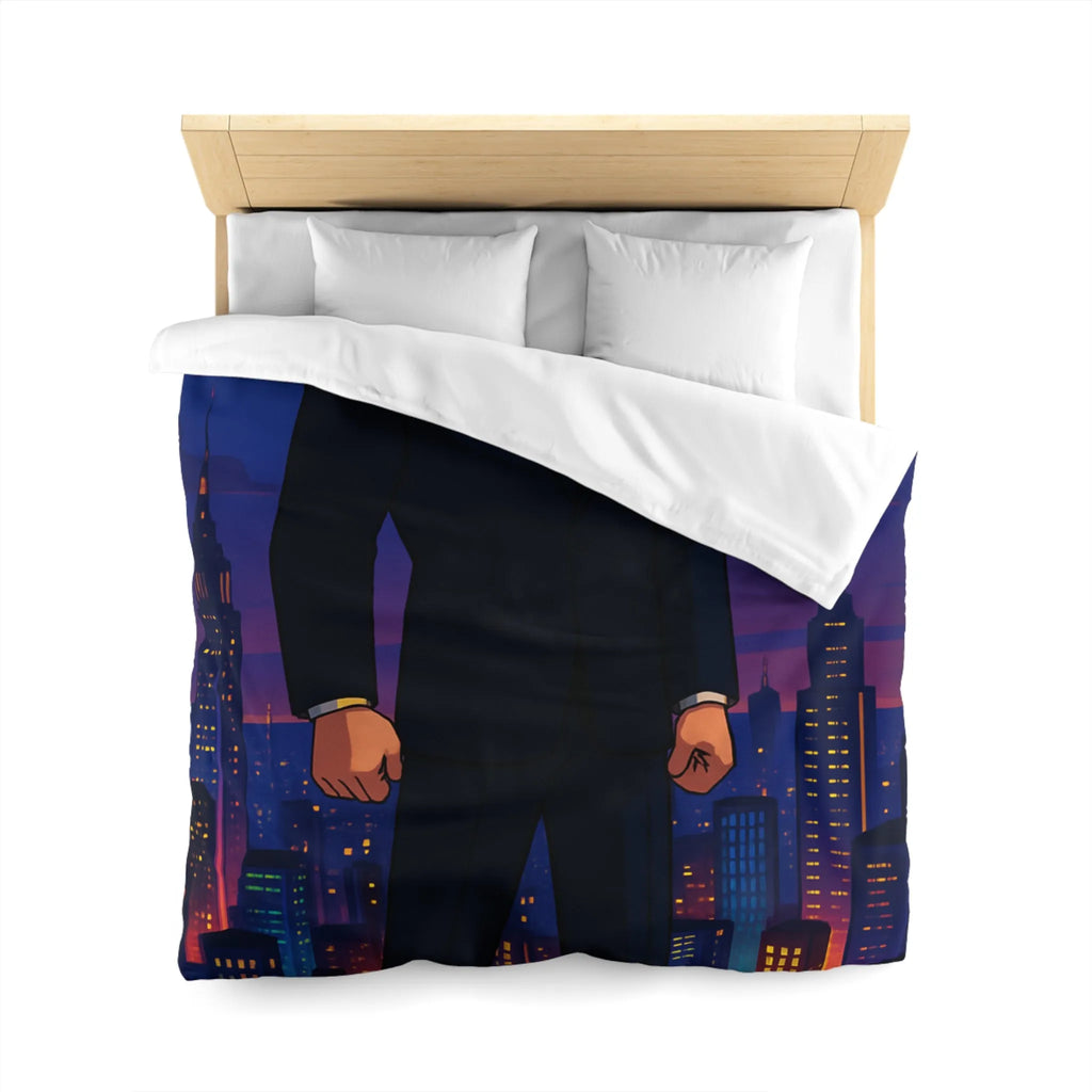 Héros musclé en costume noir observant la ville illuminée au crépuscule animé