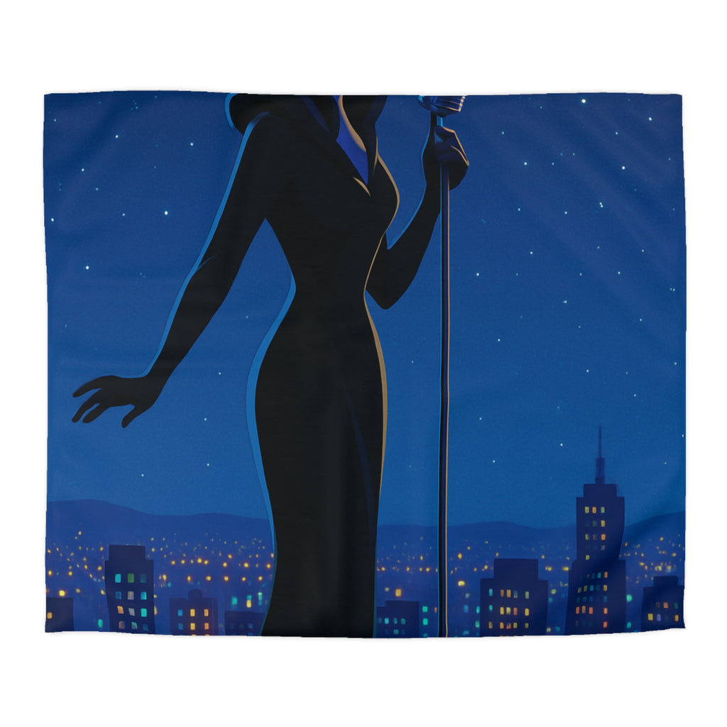 Housse de couette nocturne élégante avec silhouette mystérieuse et micro en arrière-plan urbain