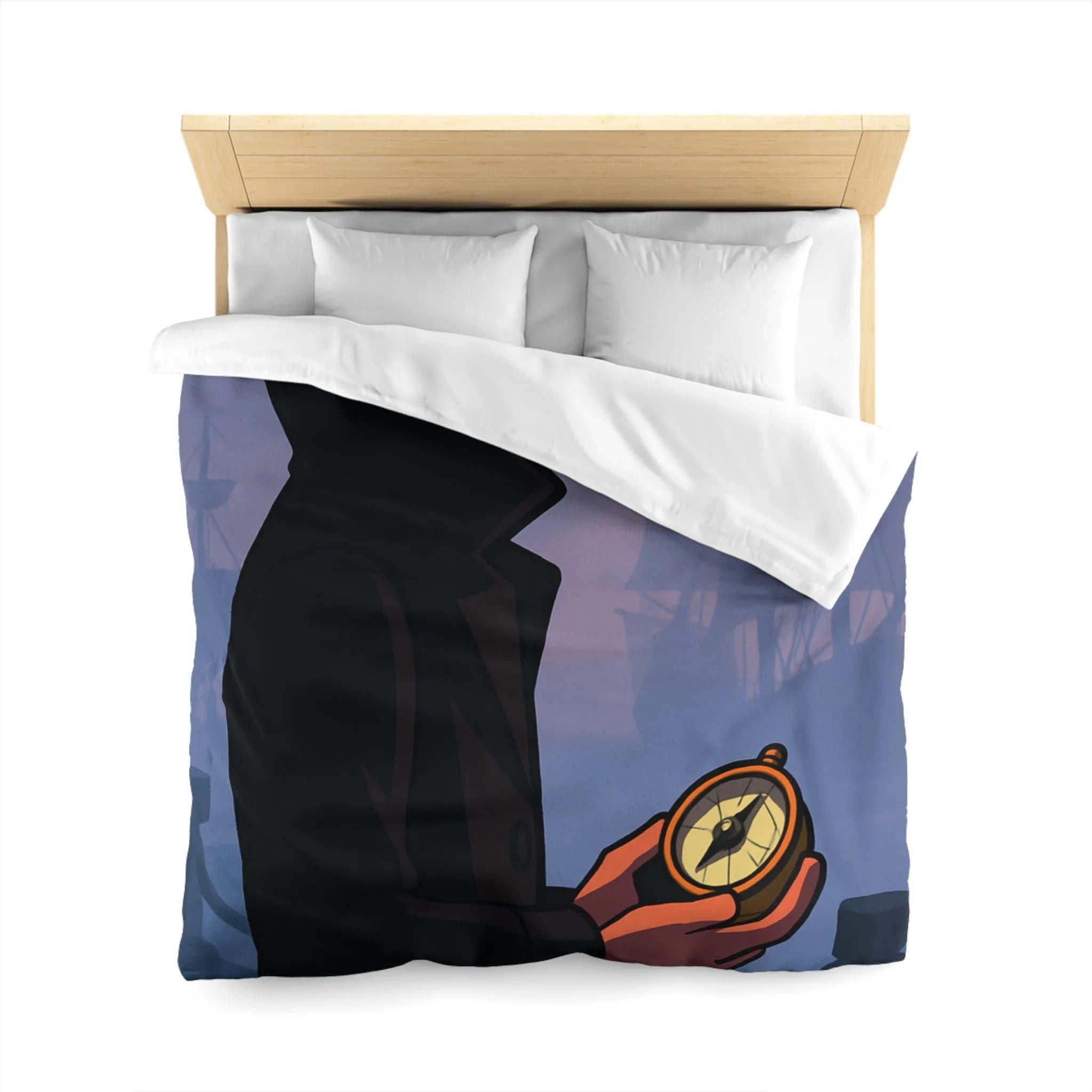 Élégant homme en manteau sombre tenant une boussole devant un port brumeux