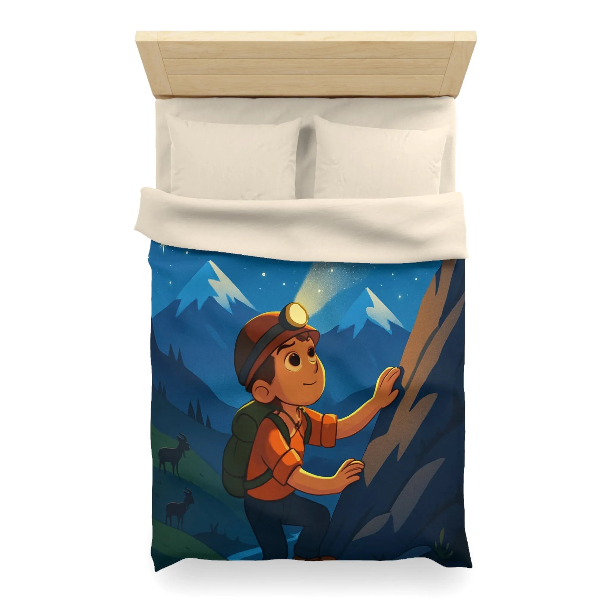 Housse de Couette Enfant : Aventure Nocturne Montagneuse et Constellations Célestes Brillantes