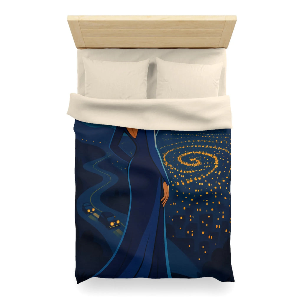 Élégante femme blonde contemplant un paysage nocturne étoilé en robe bleue longue