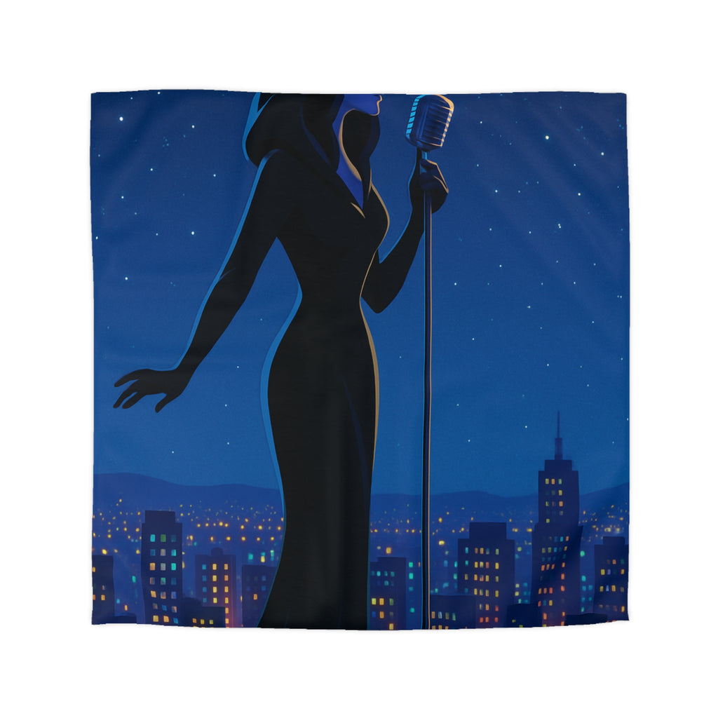 Housse de couette nocturne élégante avec silhouette mystérieuse et micro en arrière-plan urbain