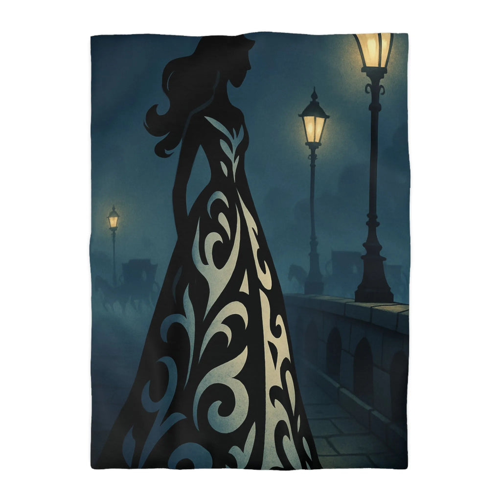 Élégante silhouette féminine en robe ornée dans une rue éclairée par des lampadaires