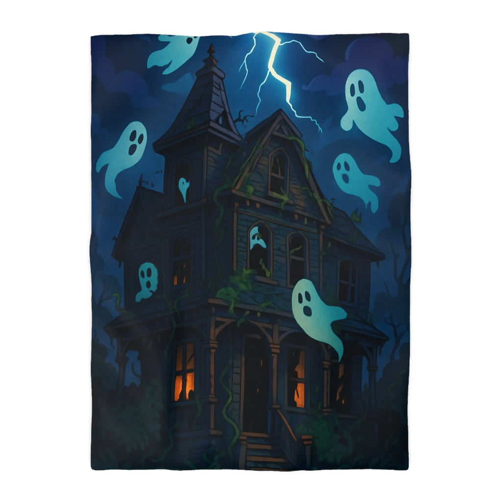 Housse de couette avec maison hantée et fantômes lumineux dans la nuit orageuse