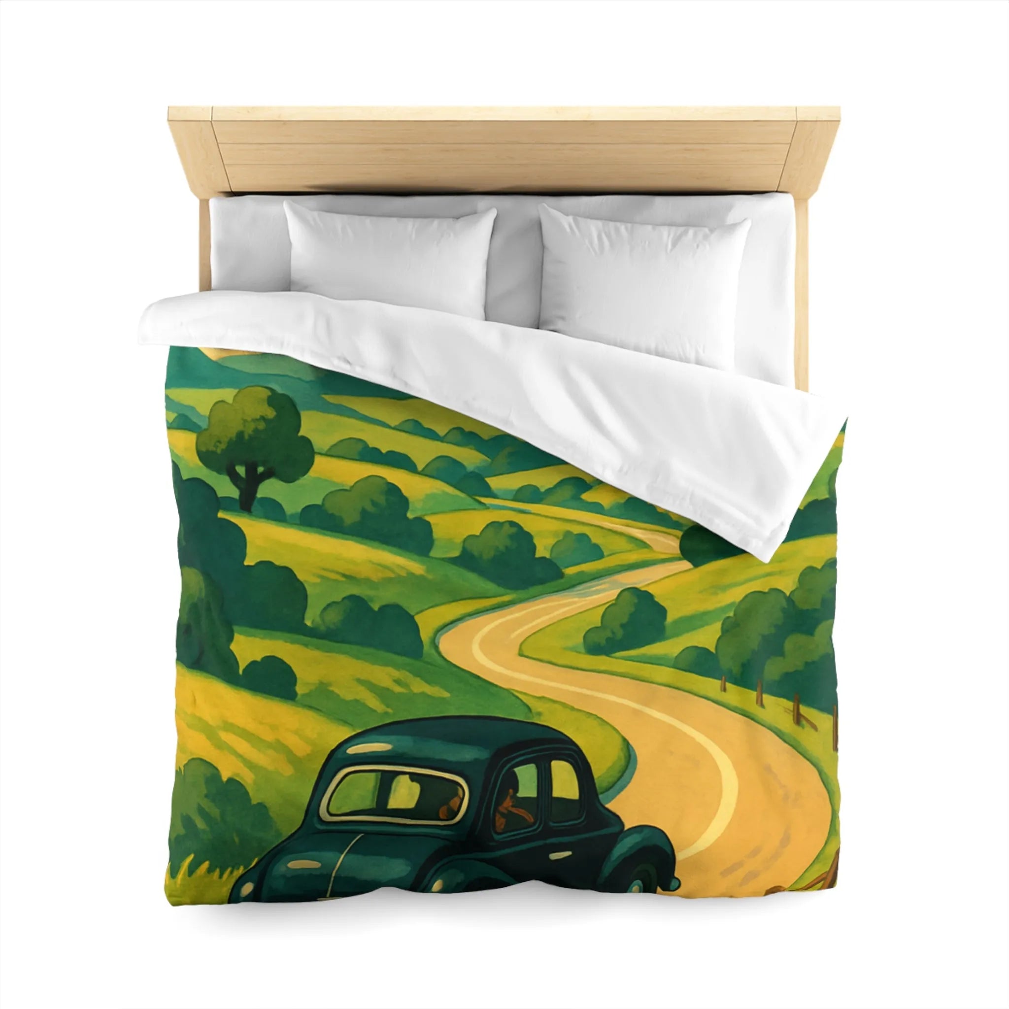 Charmante voiture rétro sur route sinueuse à travers collines verdoyantes et ciel ensoleillé