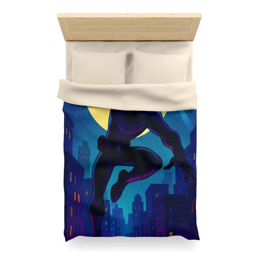 Housse de couette super-héros noir sautant devant une pleine lune et des drones urbains