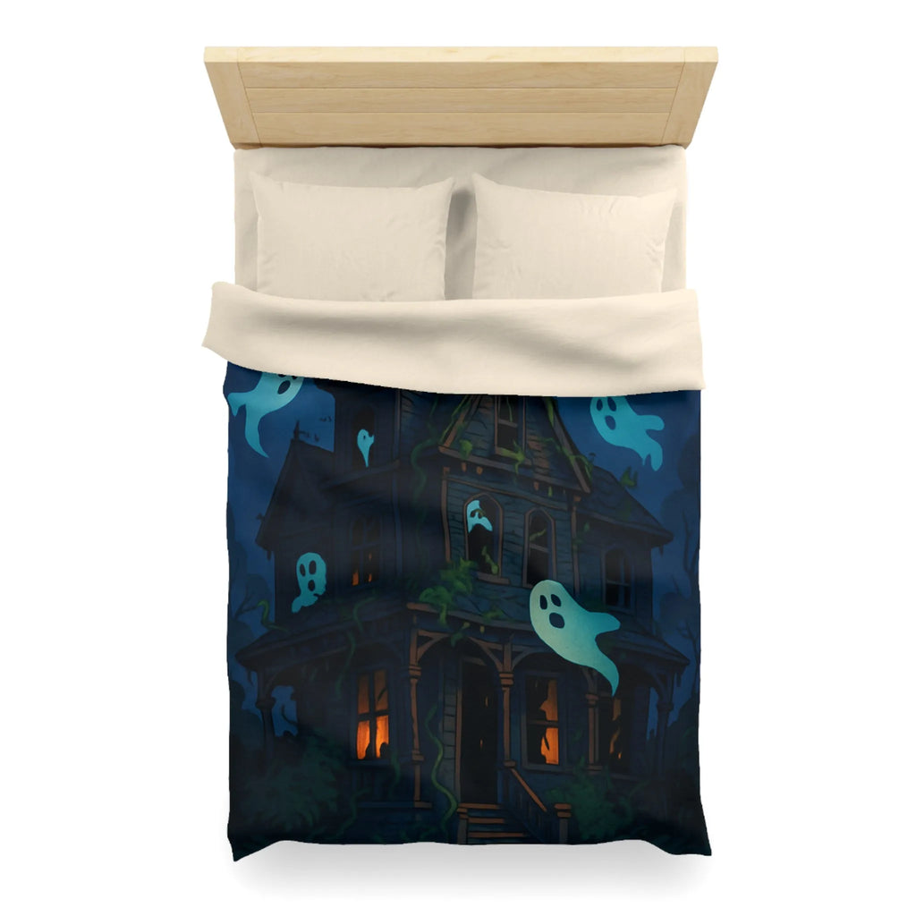 Housse de couette avec maison hantée et fantômes lumineux dans la nuit orageuse