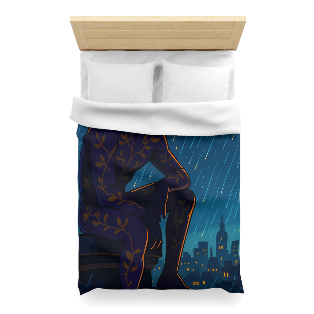 Housse de couette violette avec super-héros mystérieux sous la pluie nocturne colorée