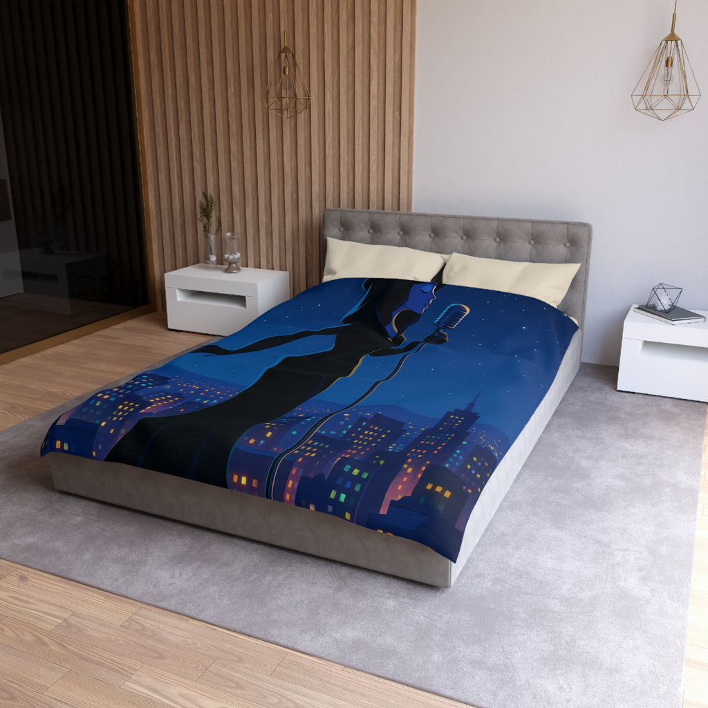 Housse de couette nocturne élégante avec silhouette mystérieuse et micro en arrière-plan urbain