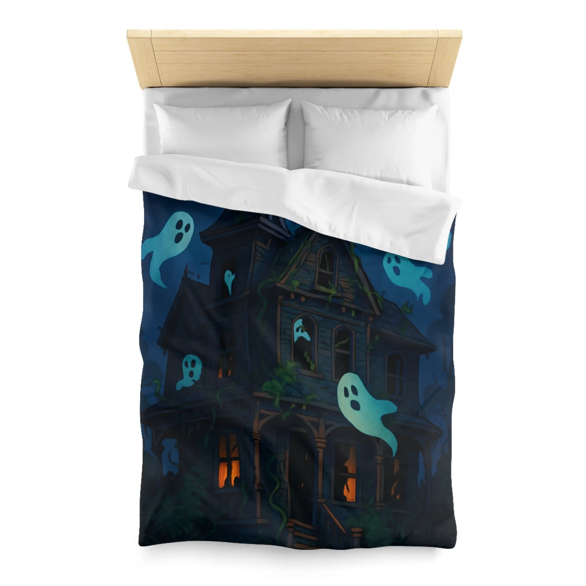 Housse de couette avec maison hantée et fantômes lumineux dans la nuit orageuse