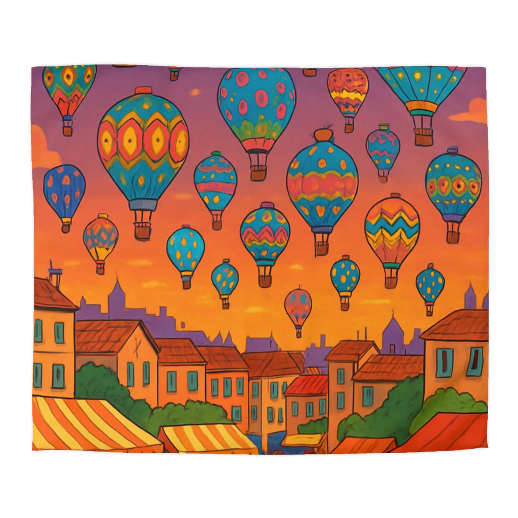 Housse de couette avec montgolfières colorées sur ciel au crépuscule villageois animé