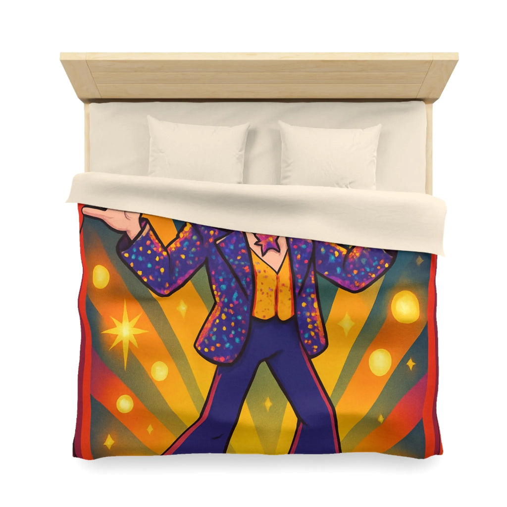 Housse de couette colorée avec personnage énergique sur scène, étoiles et rideaux rouges