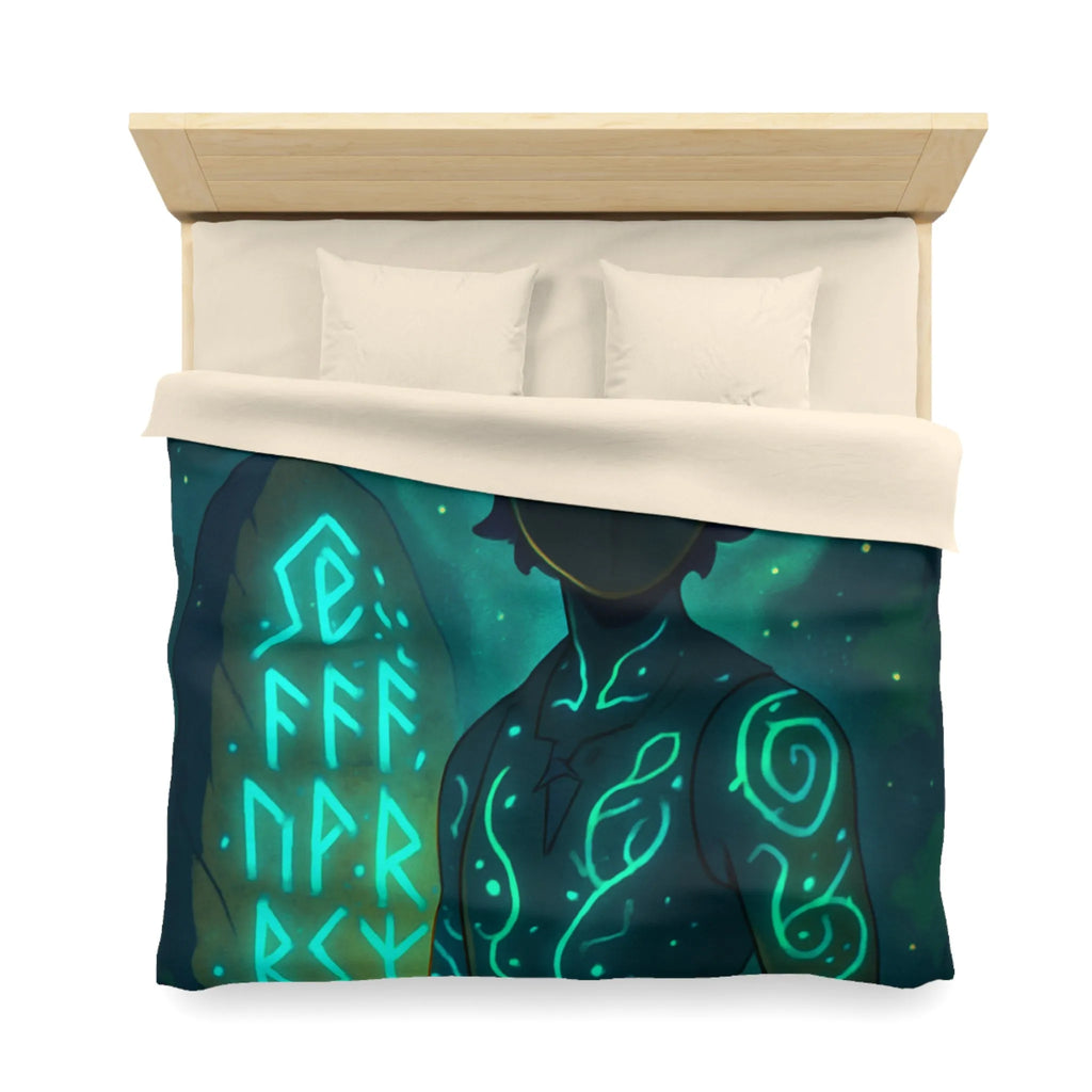 Housse de couette enchantée avec personnage masqué et runes dans une forêt mystique