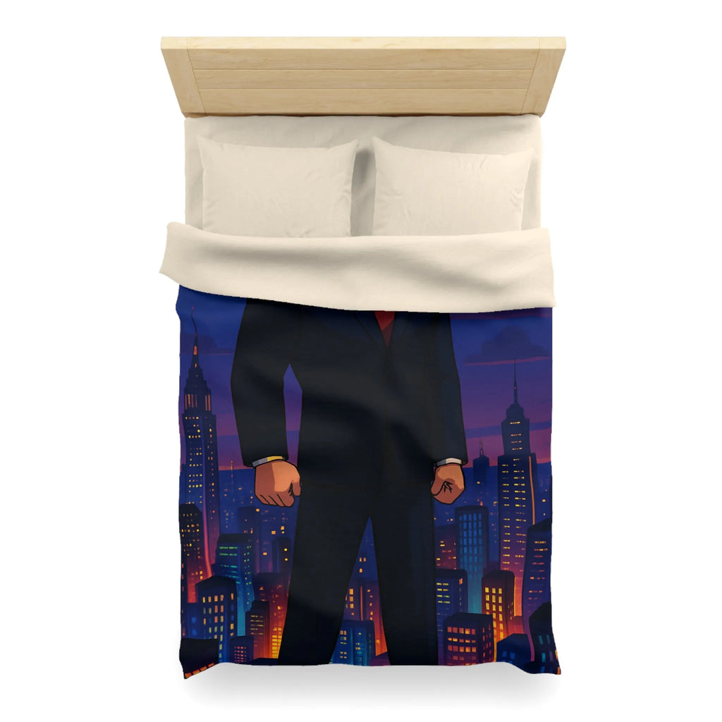 Héros musclé en costume noir observant la ville illuminée au crépuscule animé