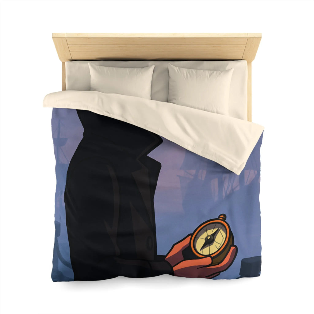 Élégant homme en manteau sombre tenant une boussole devant un port brumeux