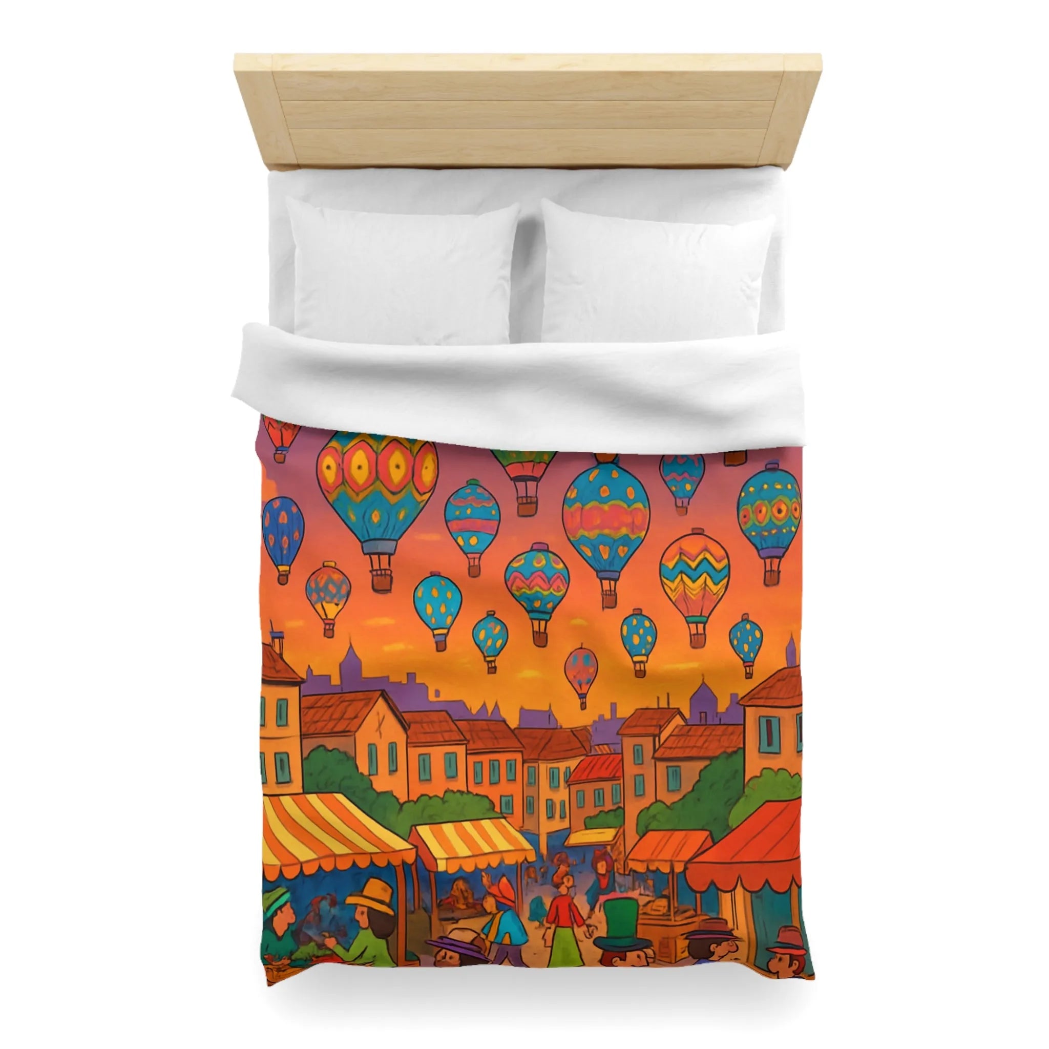 Housse de couette avec montgolfières colorées sur ciel au crépuscule villageois animé