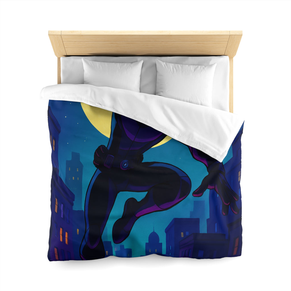 Housse de couette super-héros noir sautant devant une pleine lune et des drones urbains