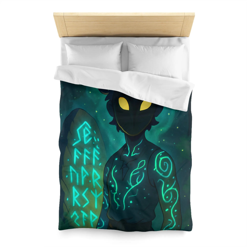 Housse de couette enchantée avec personnage masqué et runes dans une forêt mystique