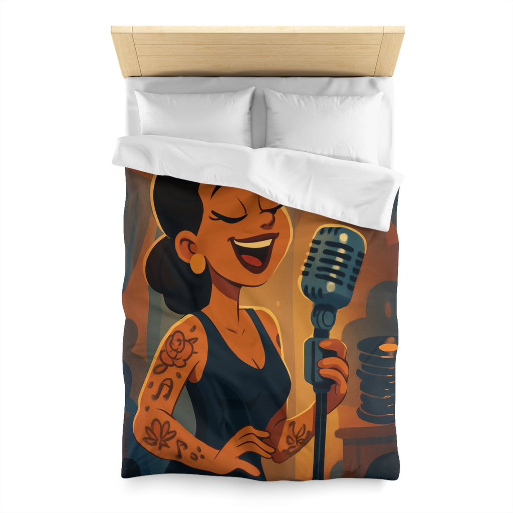 Housse de couette rétro avec chanteuse tatouée sous lumière vintage et micro classique