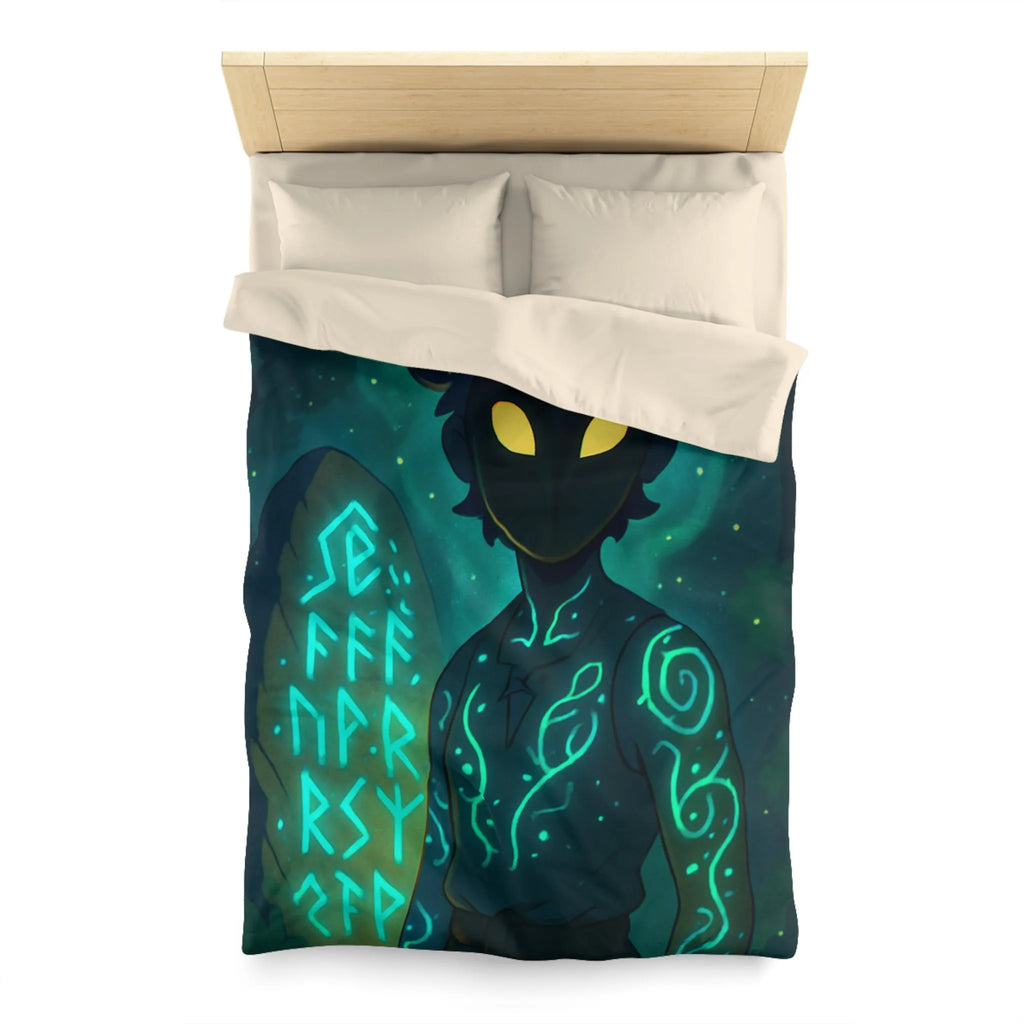 Housse de couette enchantée avec personnage masqué et runes dans une forêt mystique