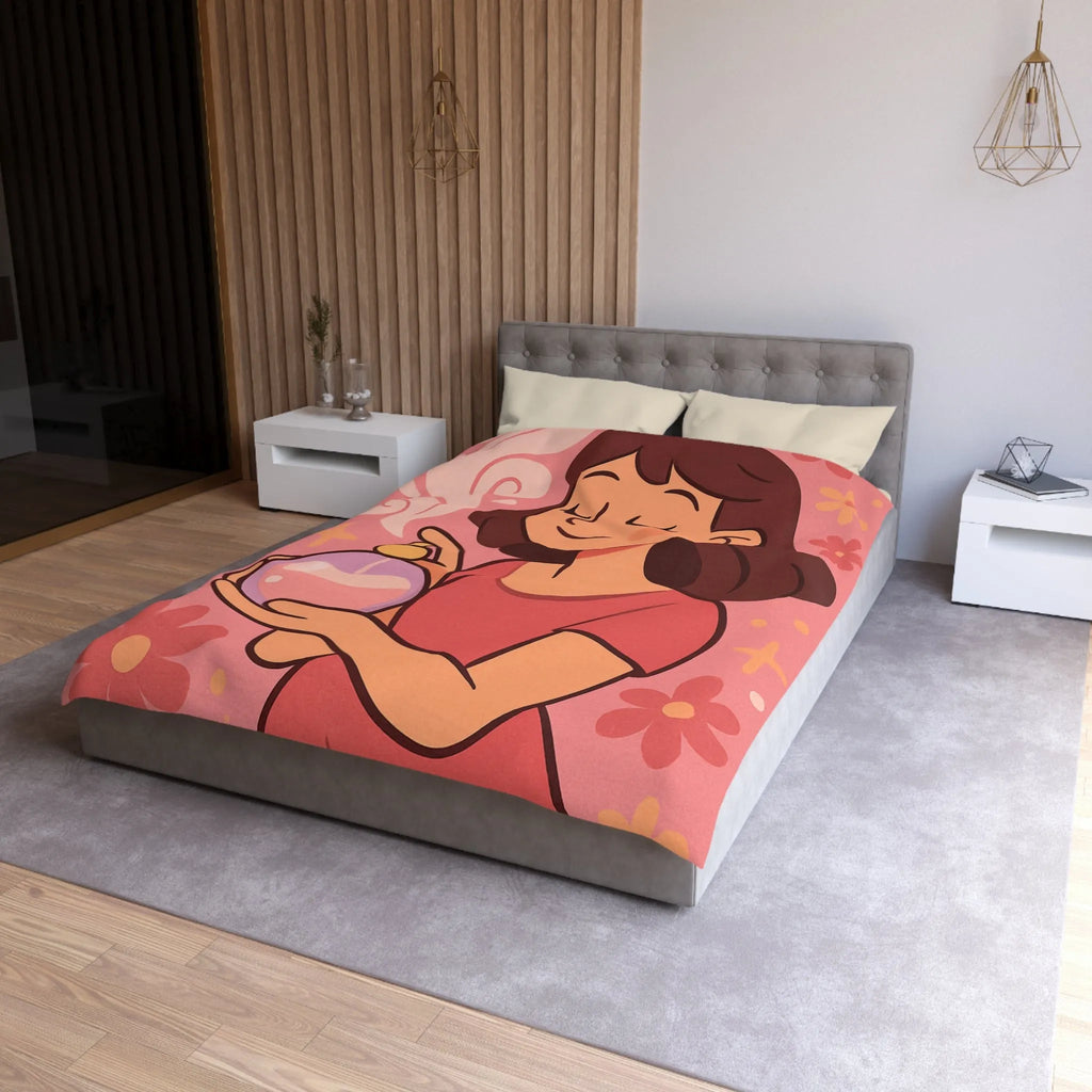 Housse de couette illustration parfum avec femme souriante tenue bouteille contre fond rose