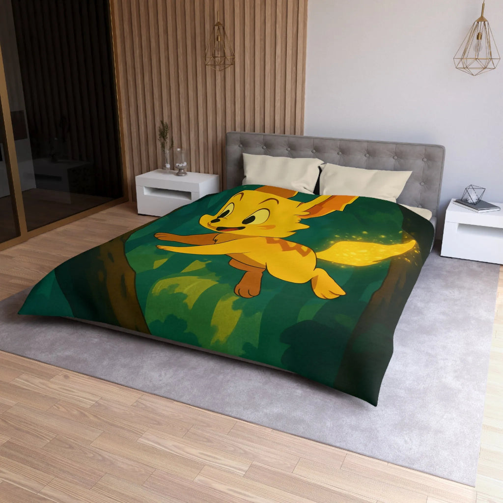 Housse de couette forêt féérique avec créature magique jaune sautant joyeusement à travers les arbres