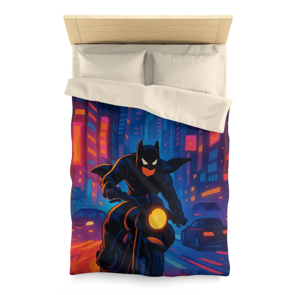 Housse de couette avec super-héros urbain sur moto, ville illuminée et hélicoptères