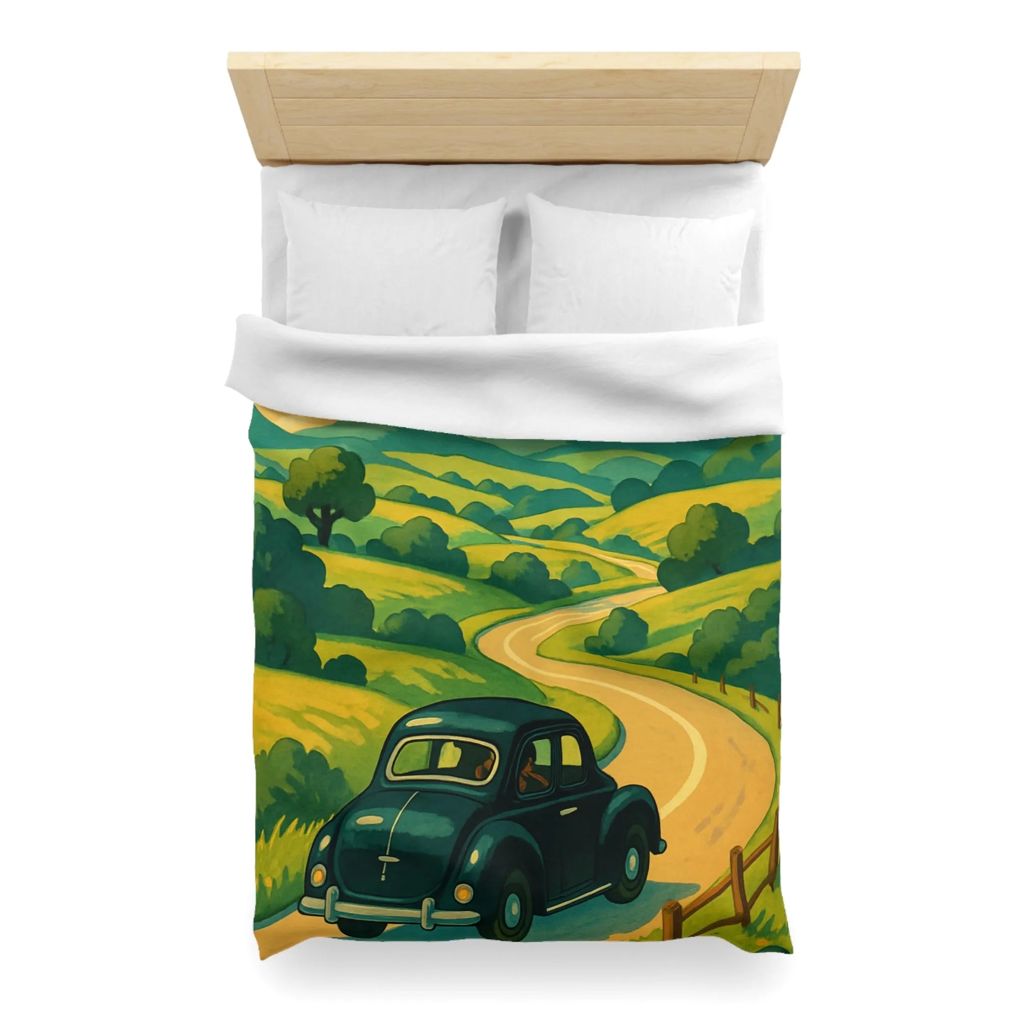 Charmante voiture rétro sur route sinueuse à travers collines verdoyantes et ciel ensoleillé