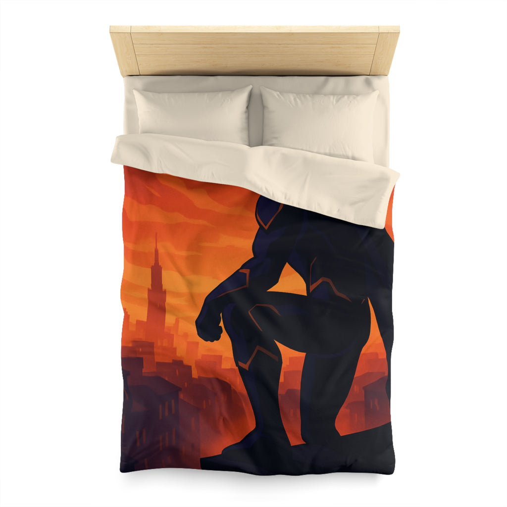 Housse de couette super-héros noir contemplant la ville dans un crépuscule rougeoyant