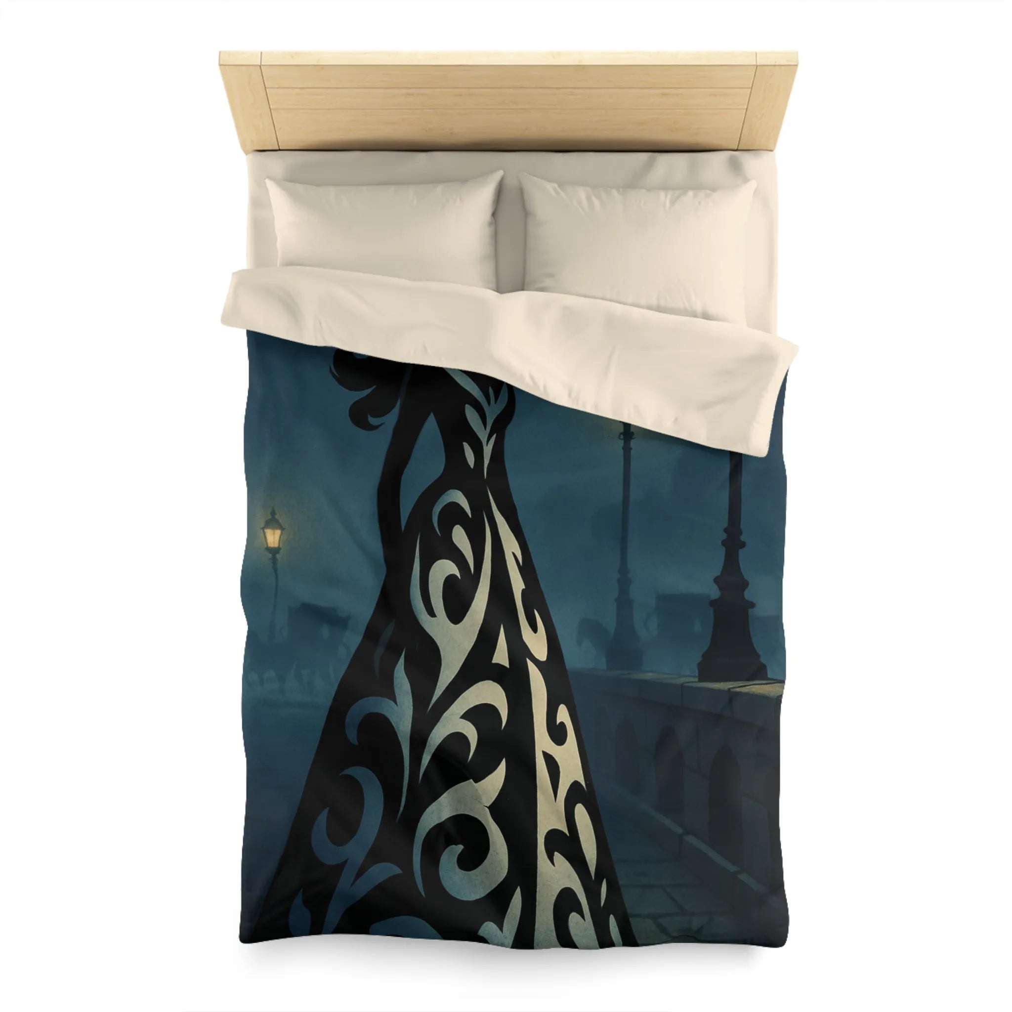 Élégante silhouette féminine en robe ornée dans une rue éclairée par des lampadaires