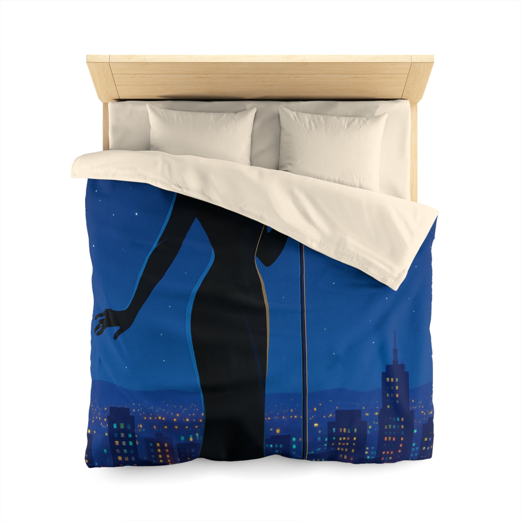 Housse de couette nocturne élégante avec silhouette mystérieuse et micro en arrière-plan urbain