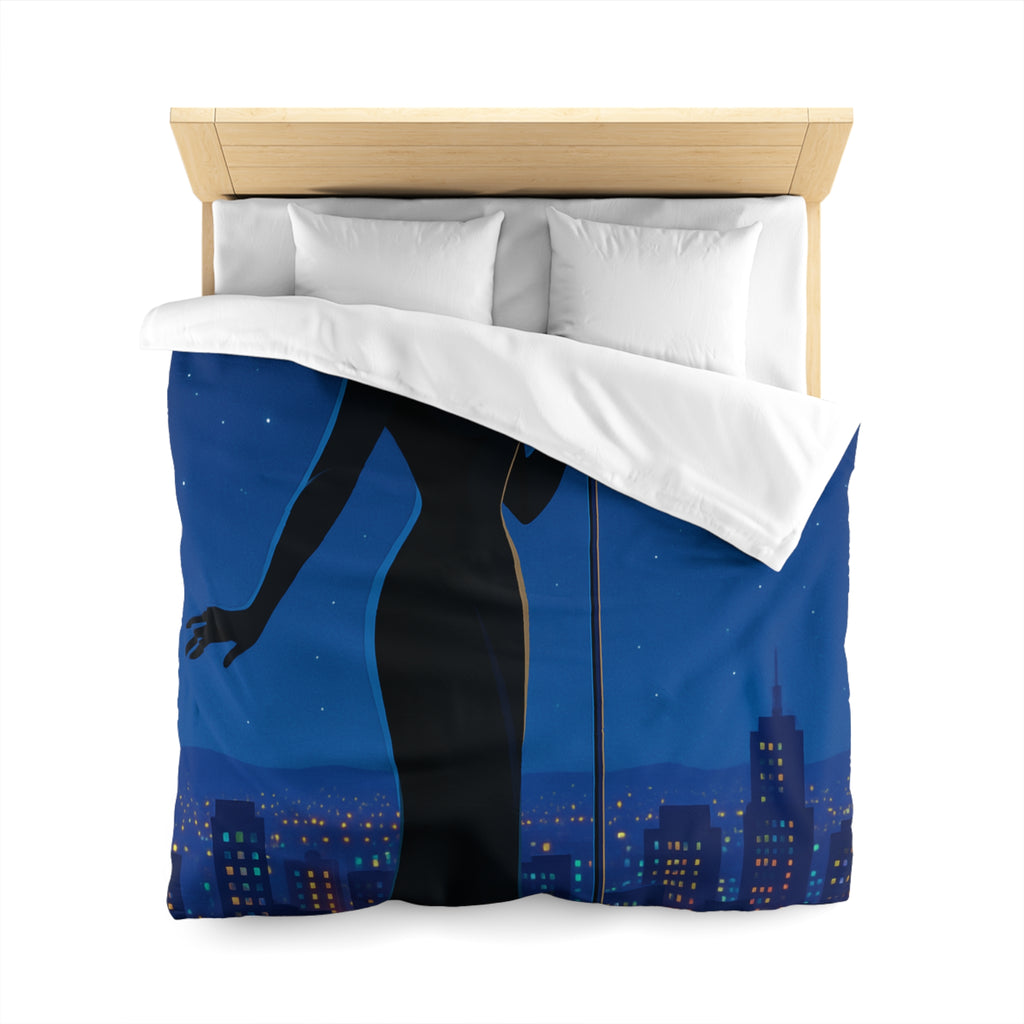 Housse de couette nocturne élégante avec silhouette mystérieuse et micro en arrière-plan urbain
