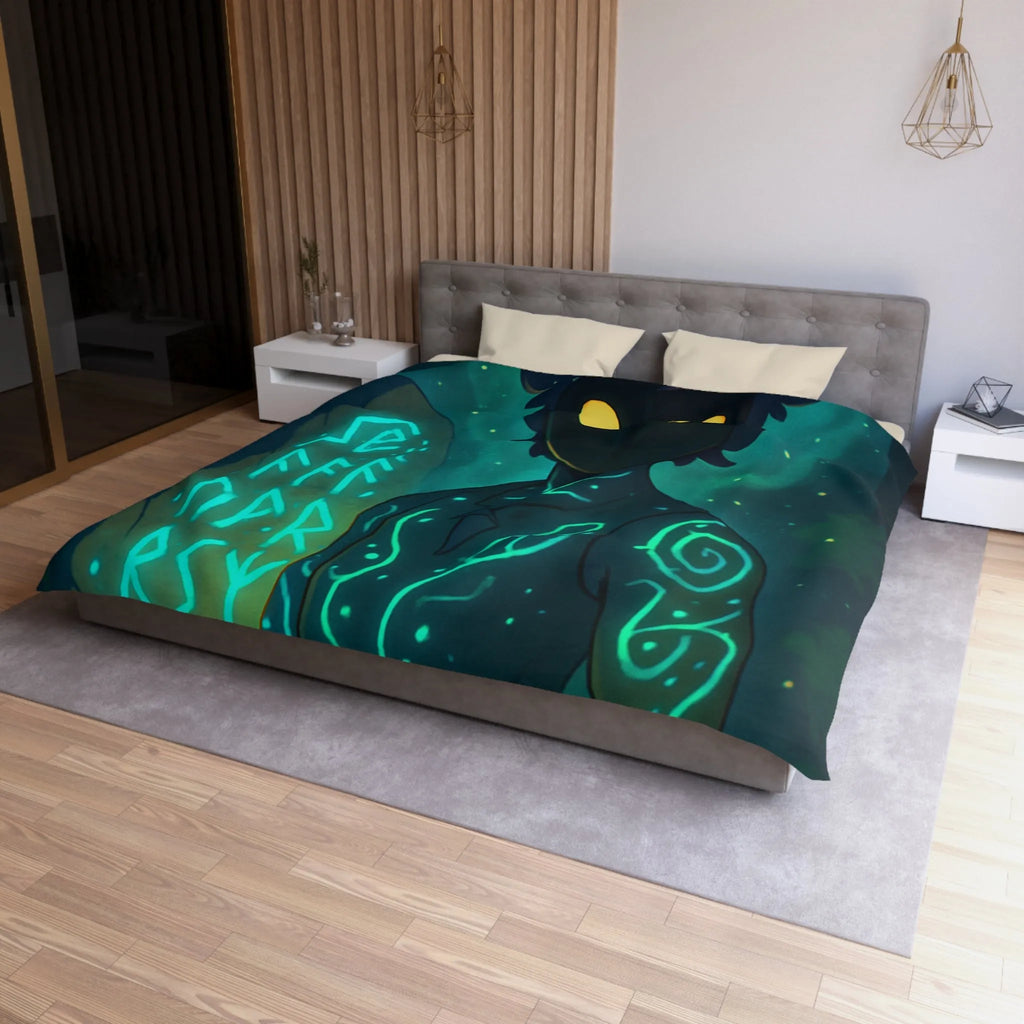 Housse de couette enchantée avec personnage masqué et runes dans une forêt mystique