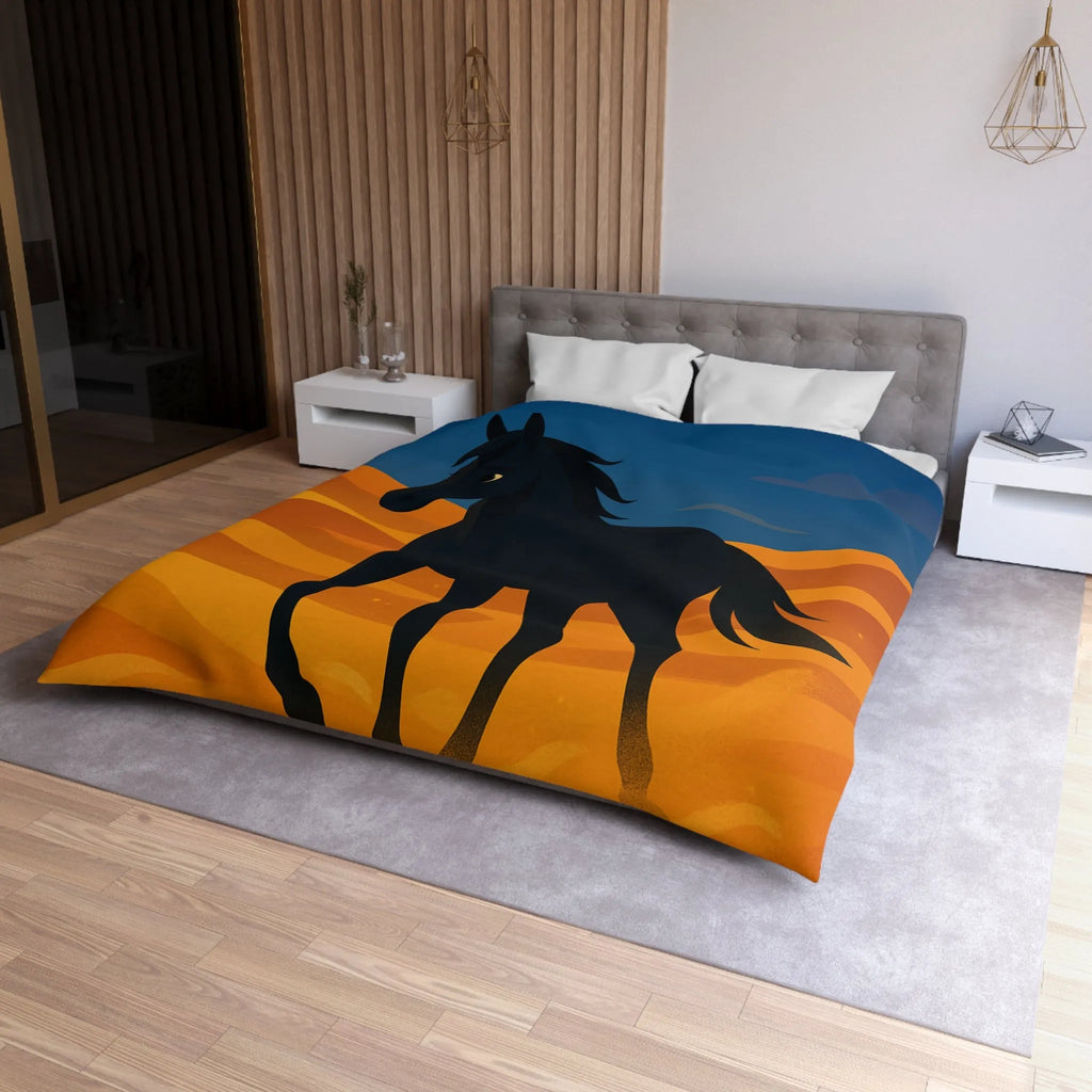 Housse de couette cheval noir galopant sur dunes dorées au crépuscule paisible