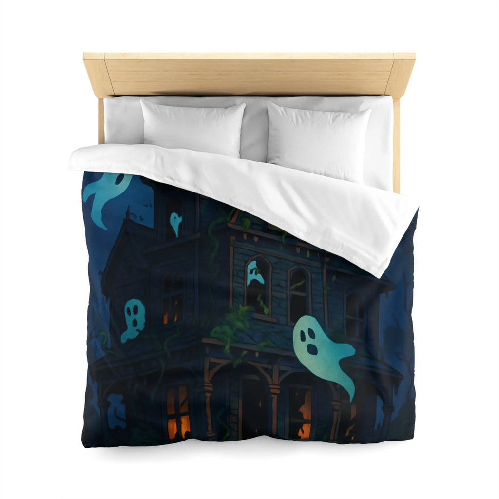 Housse de couette avec maison hantée et fantômes lumineux dans la nuit orageuse